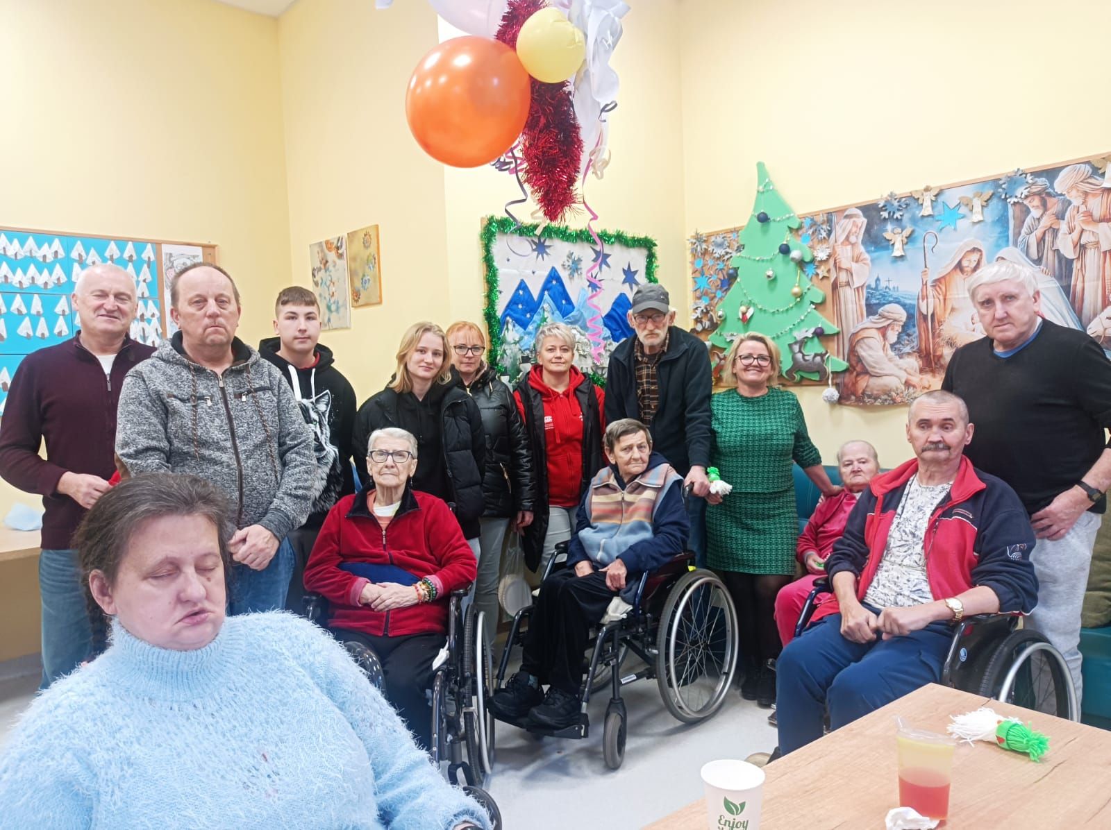 Koło gospodyń wiejskich z Zagórzyc na zdjęciu wraz z mieszkańcami dps 