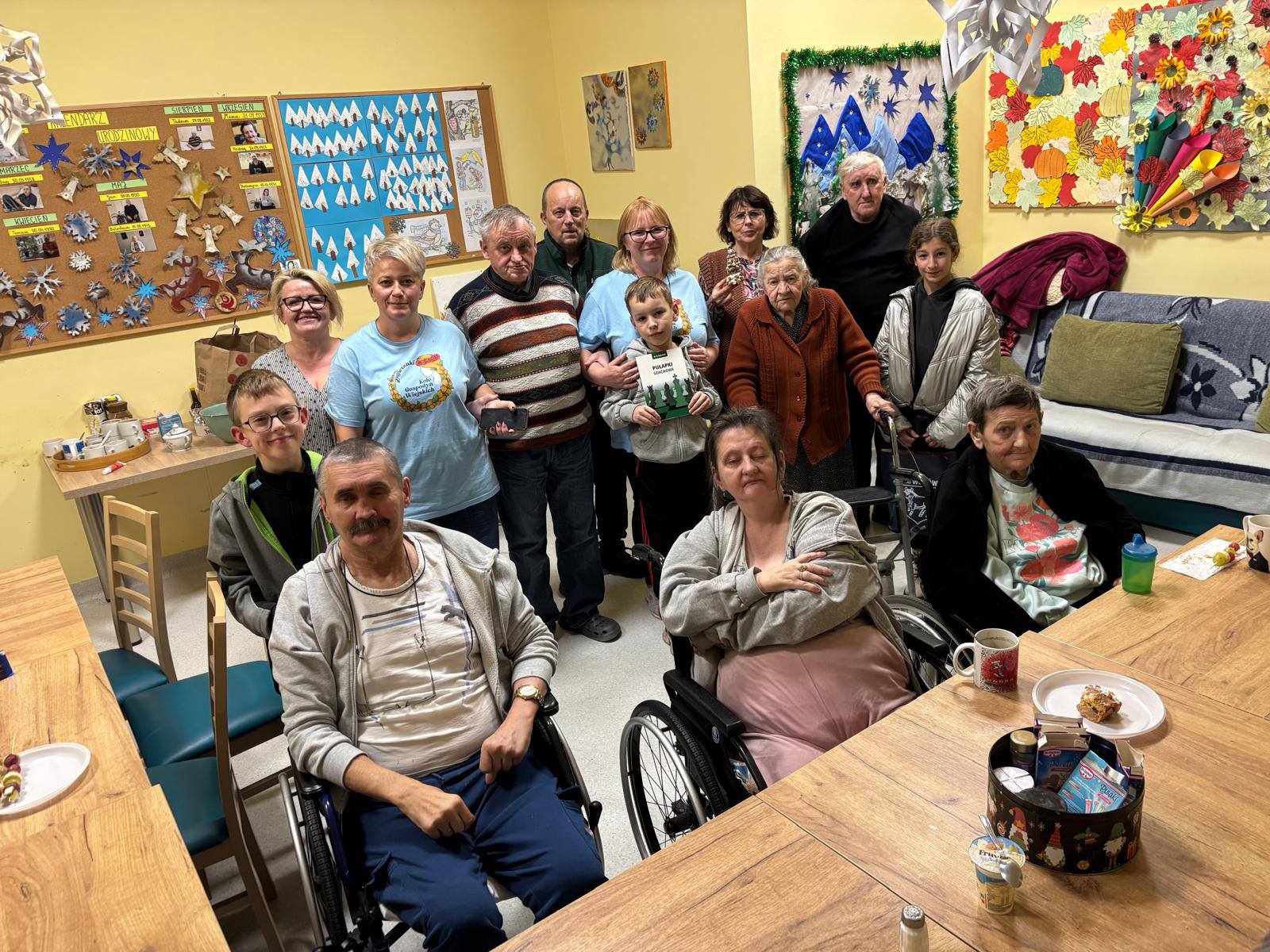 Mieszkańcy DPS na wspólnym zdjęciu z Kołem Gospodyń Wiejskich 