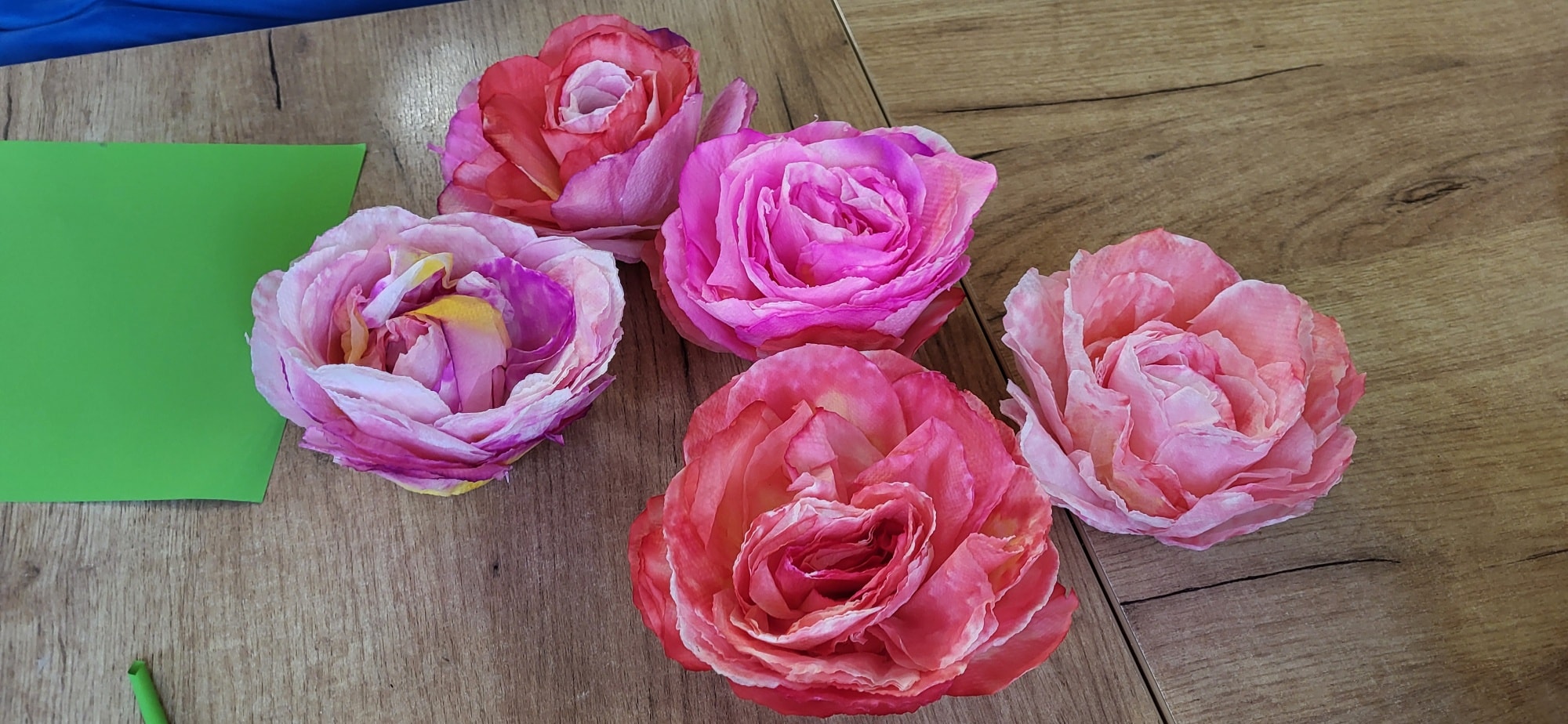 Kwiaty z bibuły wykonane przez mieszkańców DPS