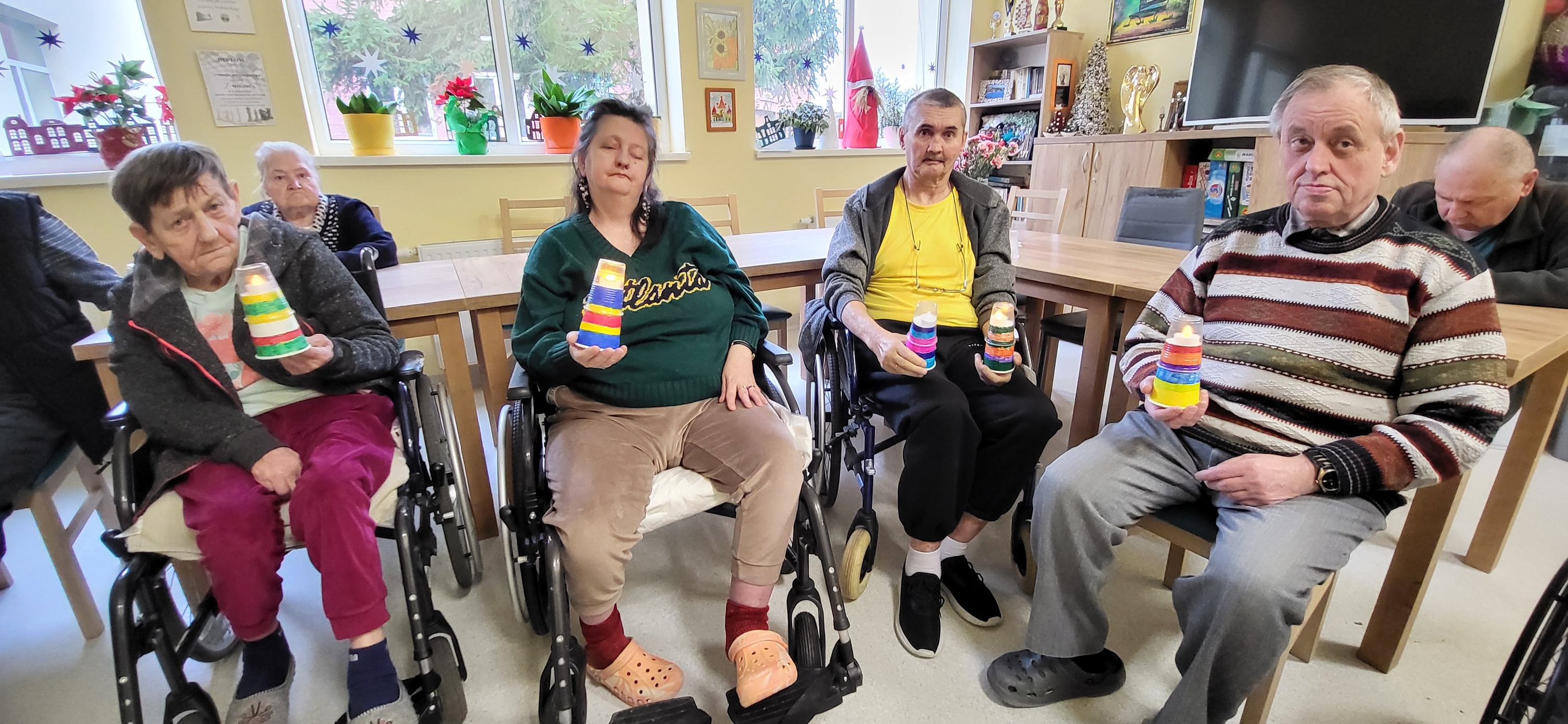 Seniorzy w DPSie podczas zajęć arteterapii