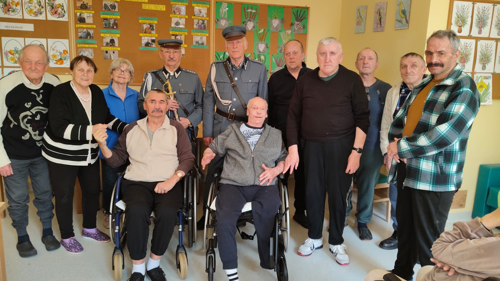 Zdjęcie mieszkańców DPS z Piłsudczykami 