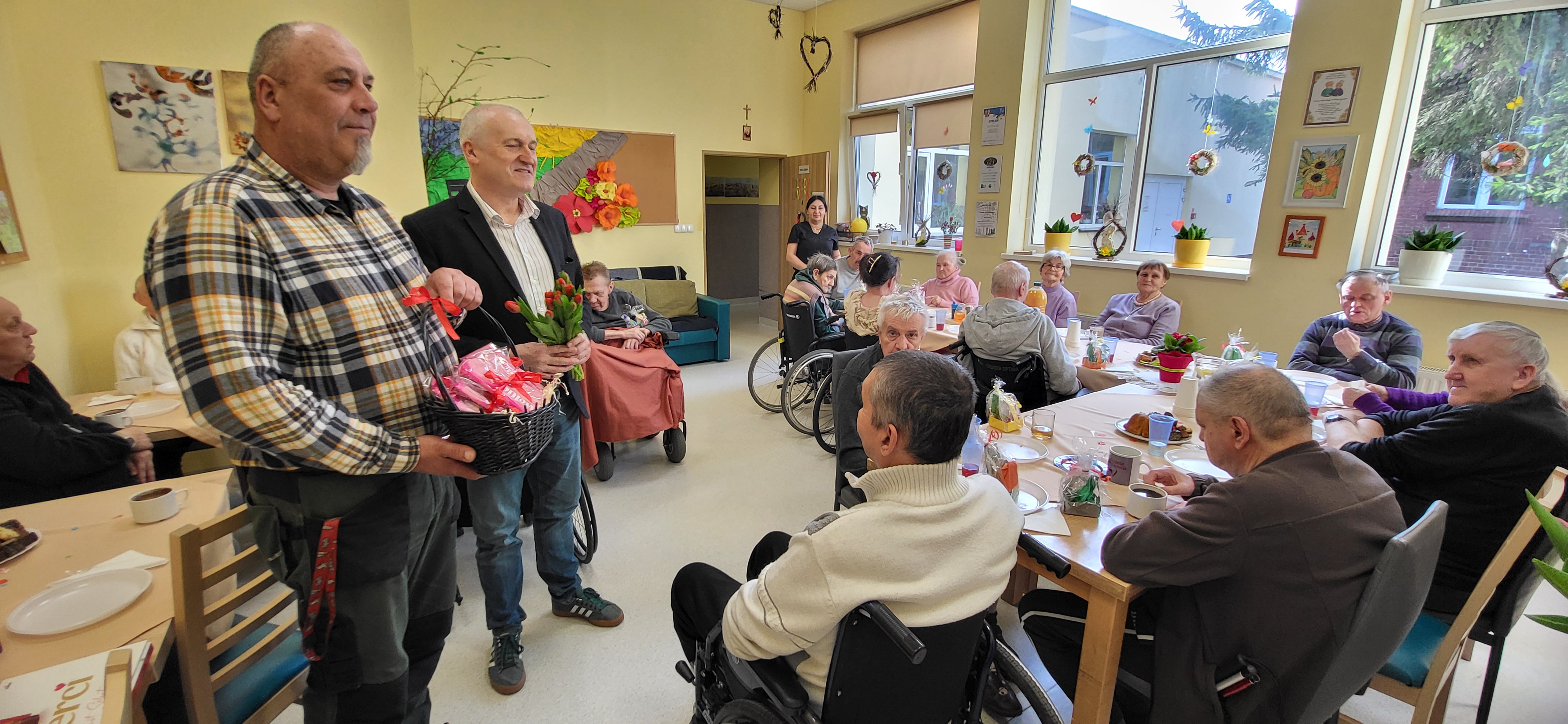 Dyrektor DPS wręcza kwiaty z okazji dnia kobiet 