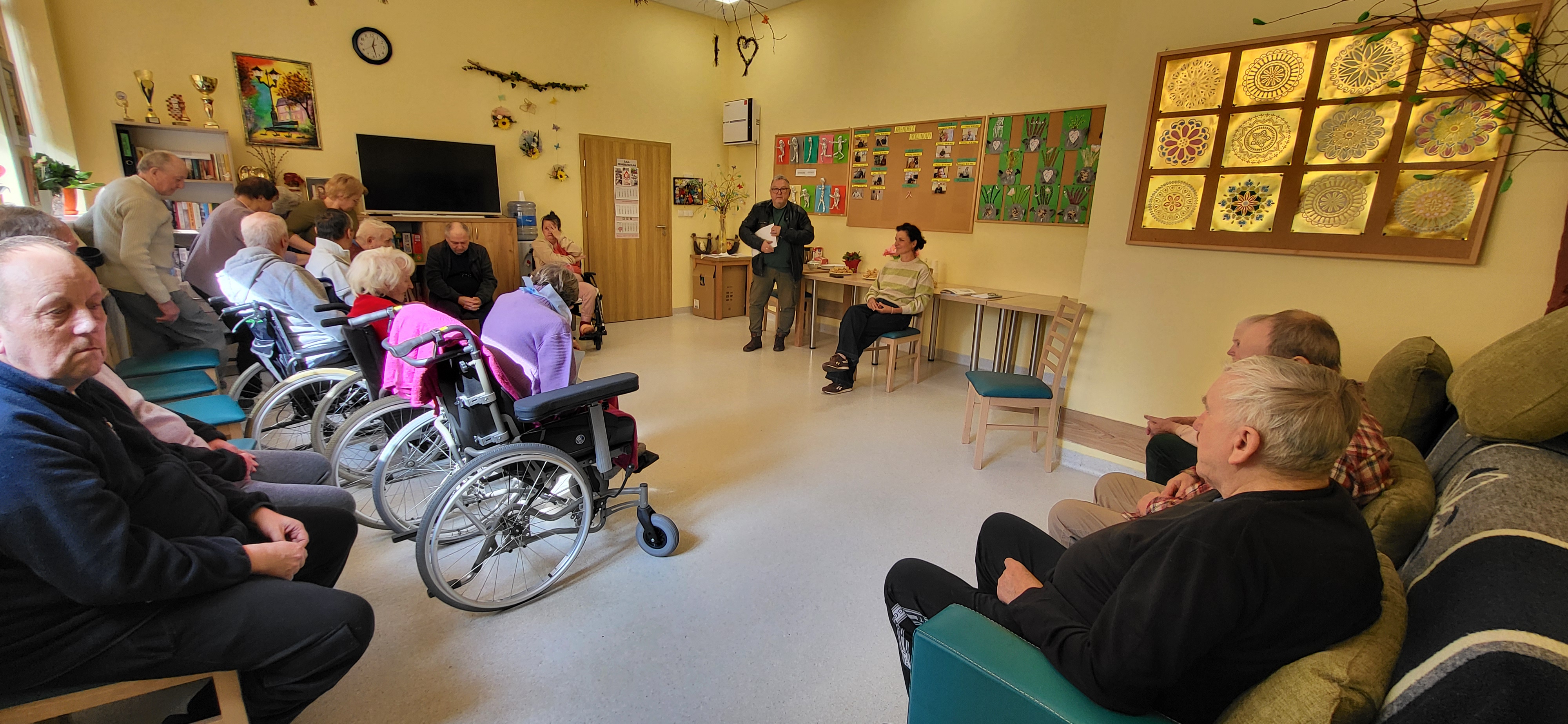 Mieszkańcy DPSu w sali podczas zajęć oddechowych 