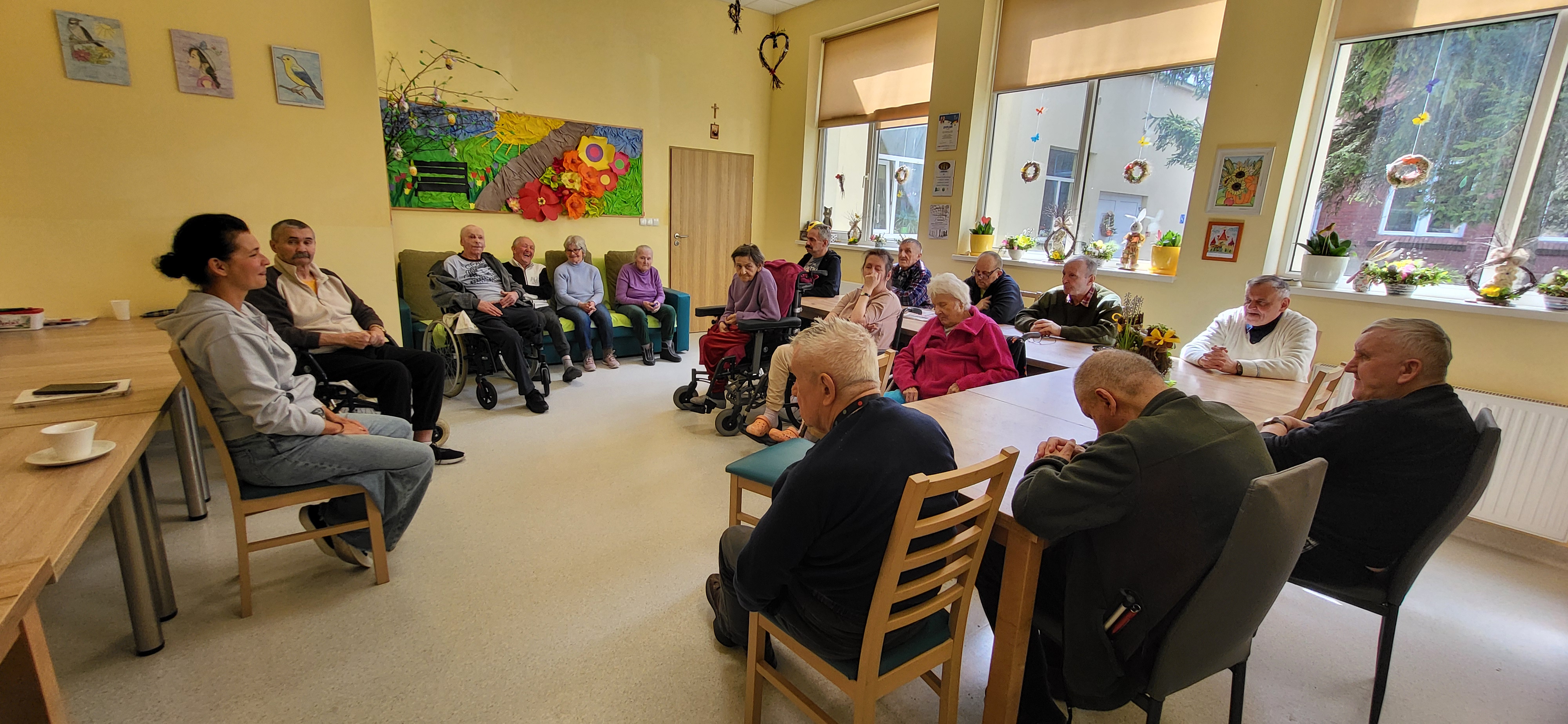 Mieszkańcy podczas ćwiczeń oddechowych na dużej sali