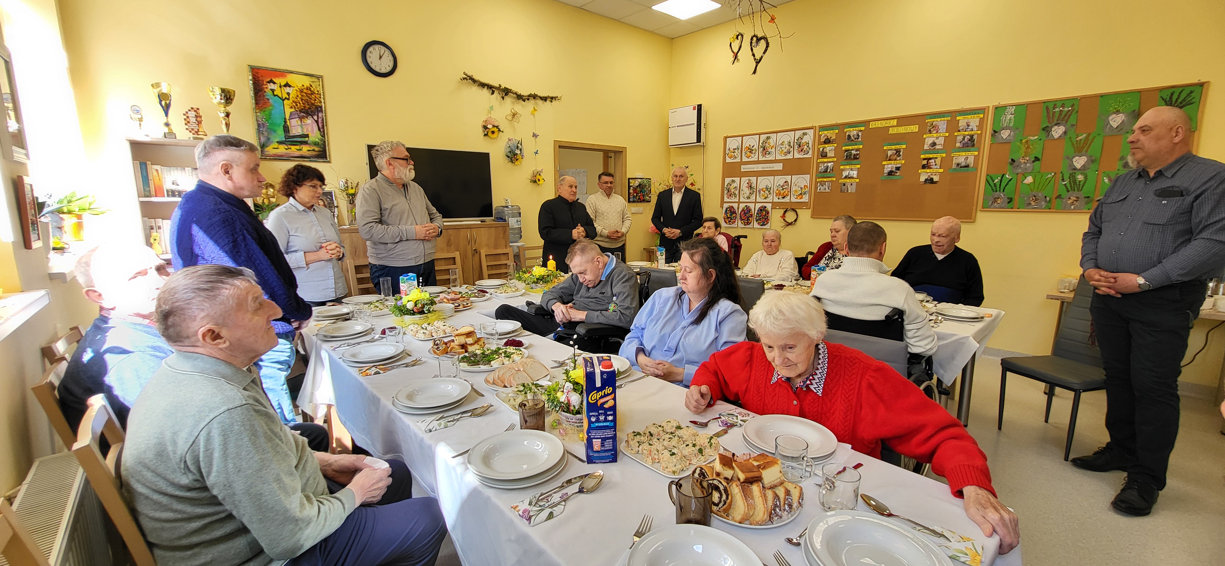 Mieszkańcy DPSu przy stole wielkanocnym 