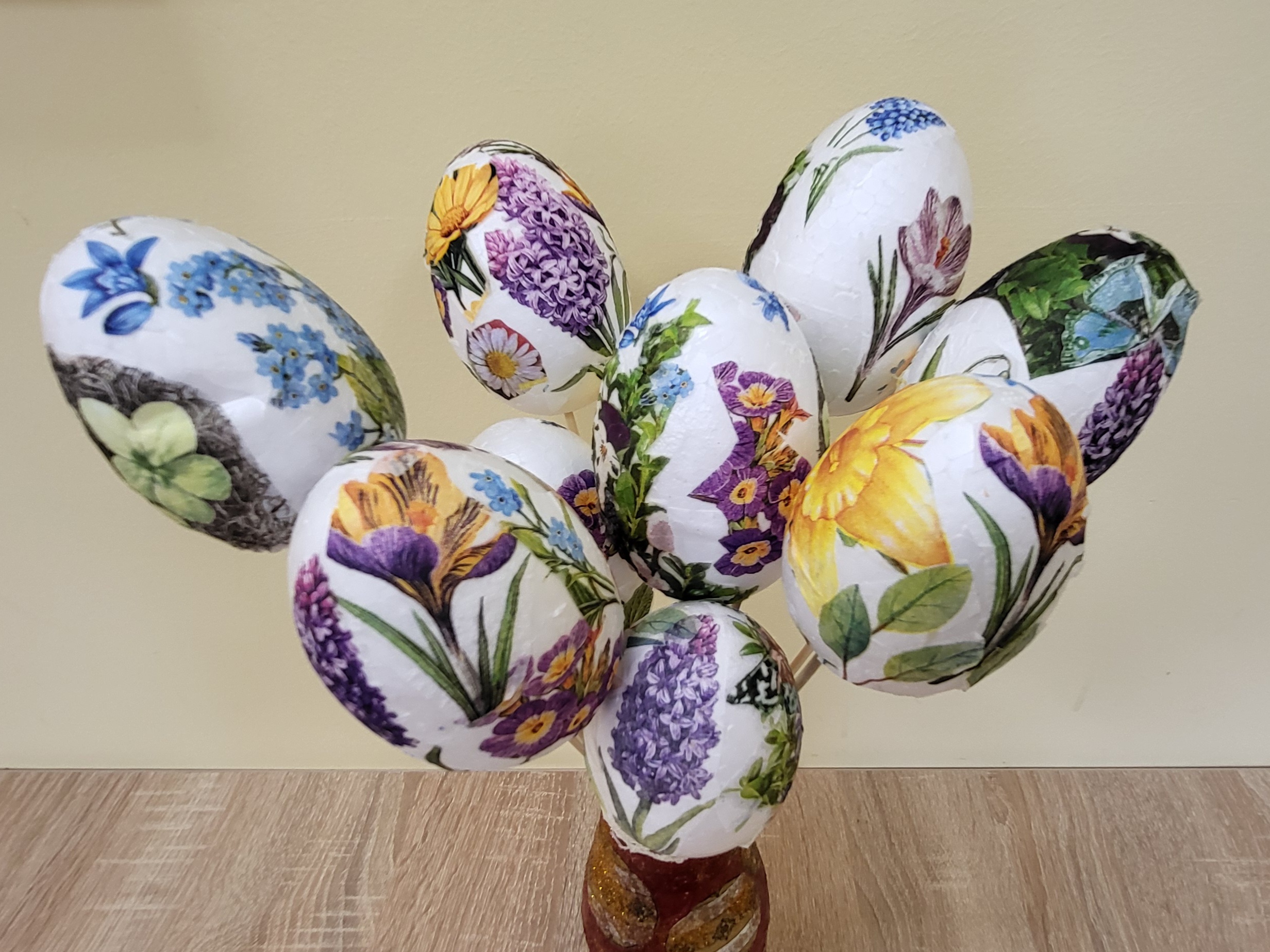 Pisanki w wazonie ze styropianu pokolorowane przez mieszkańców DPS 