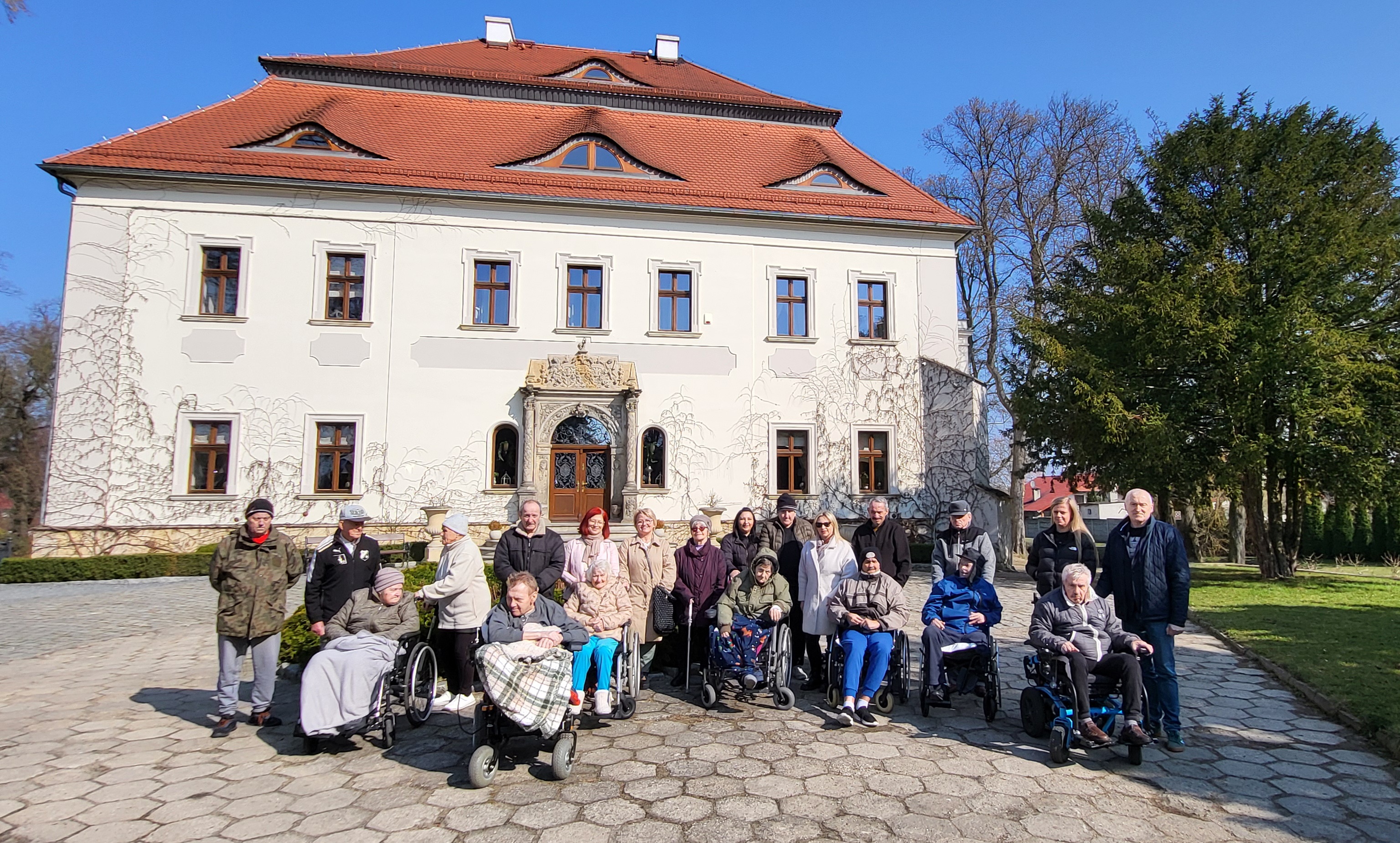 Mieszkańcy DPS przed budynkiem Pałac Mojęcice 