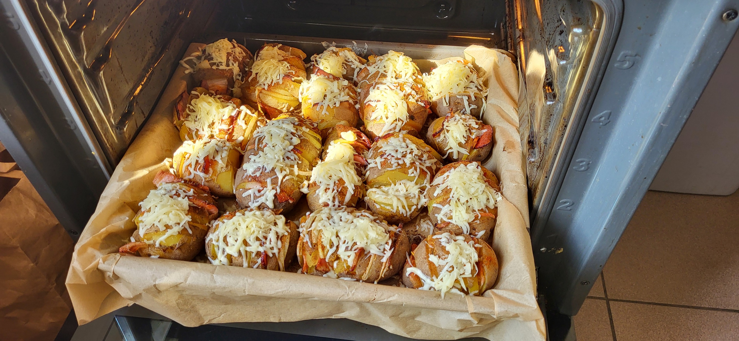 Taca w piekarniku faszerowane ziemniaki z boczkiem