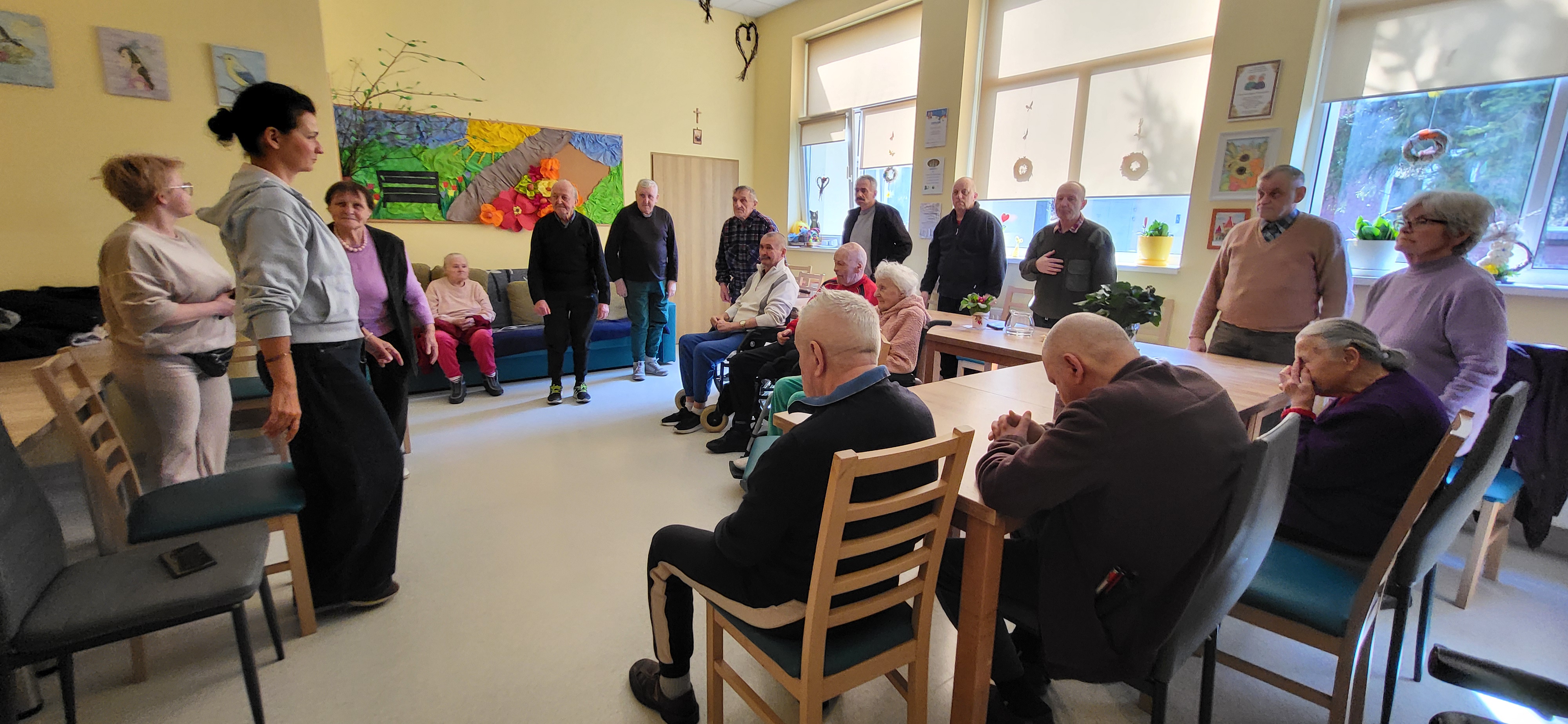 Mieszkańcy podczas zajęć oddechowych